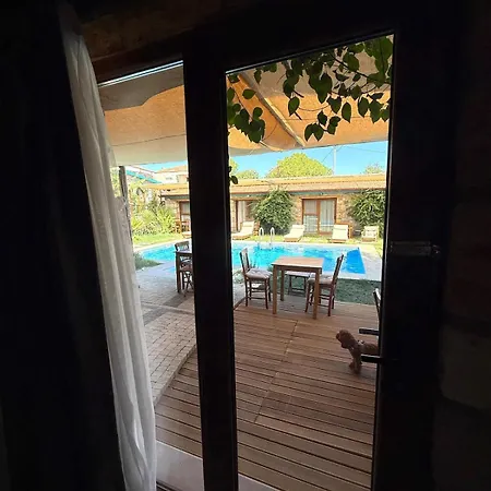 Charming Poolside Stone شقة